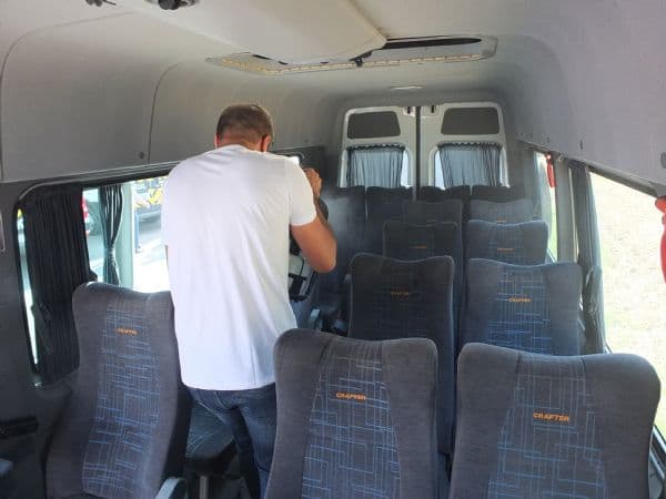 Servis aracının içi, koltuk sıraları