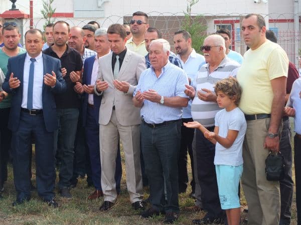 Eğitim yılı açılışında dua eden üyeler