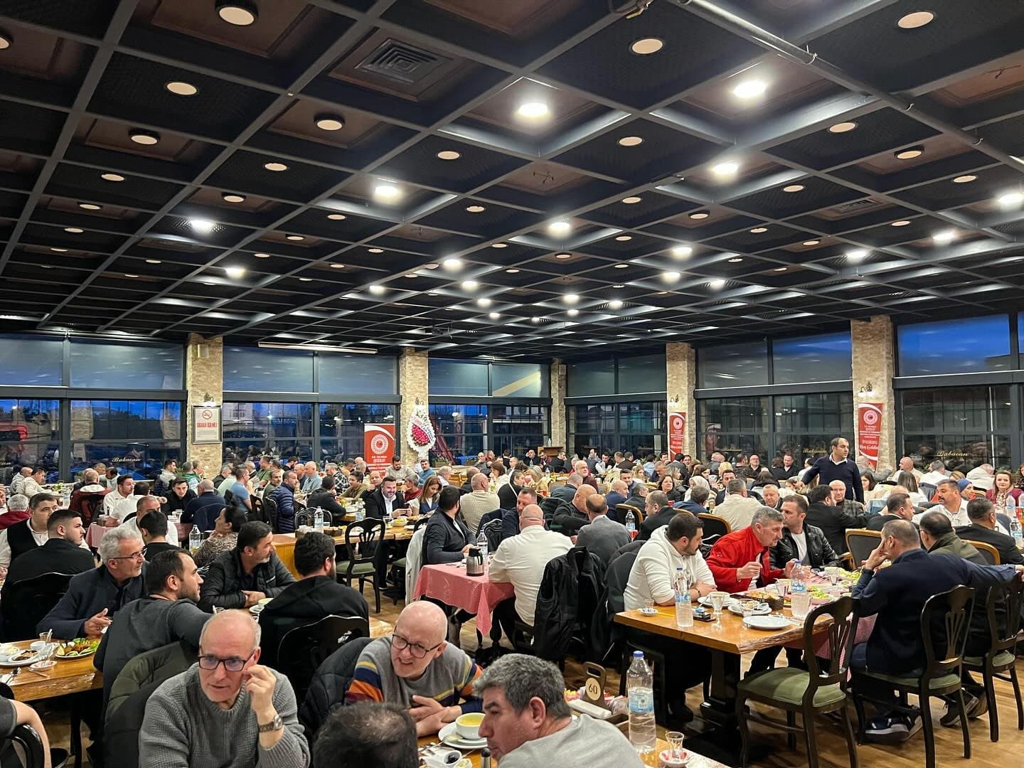 Kooperatifin 2025 iftar yemeğinde üyelerle dolu salon