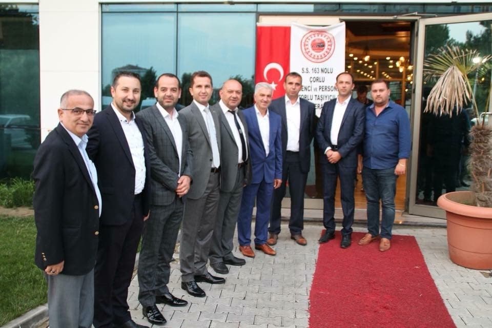 Kooperatif yönetimi, kooperatif mührünün bulunduğu pankartın önünde