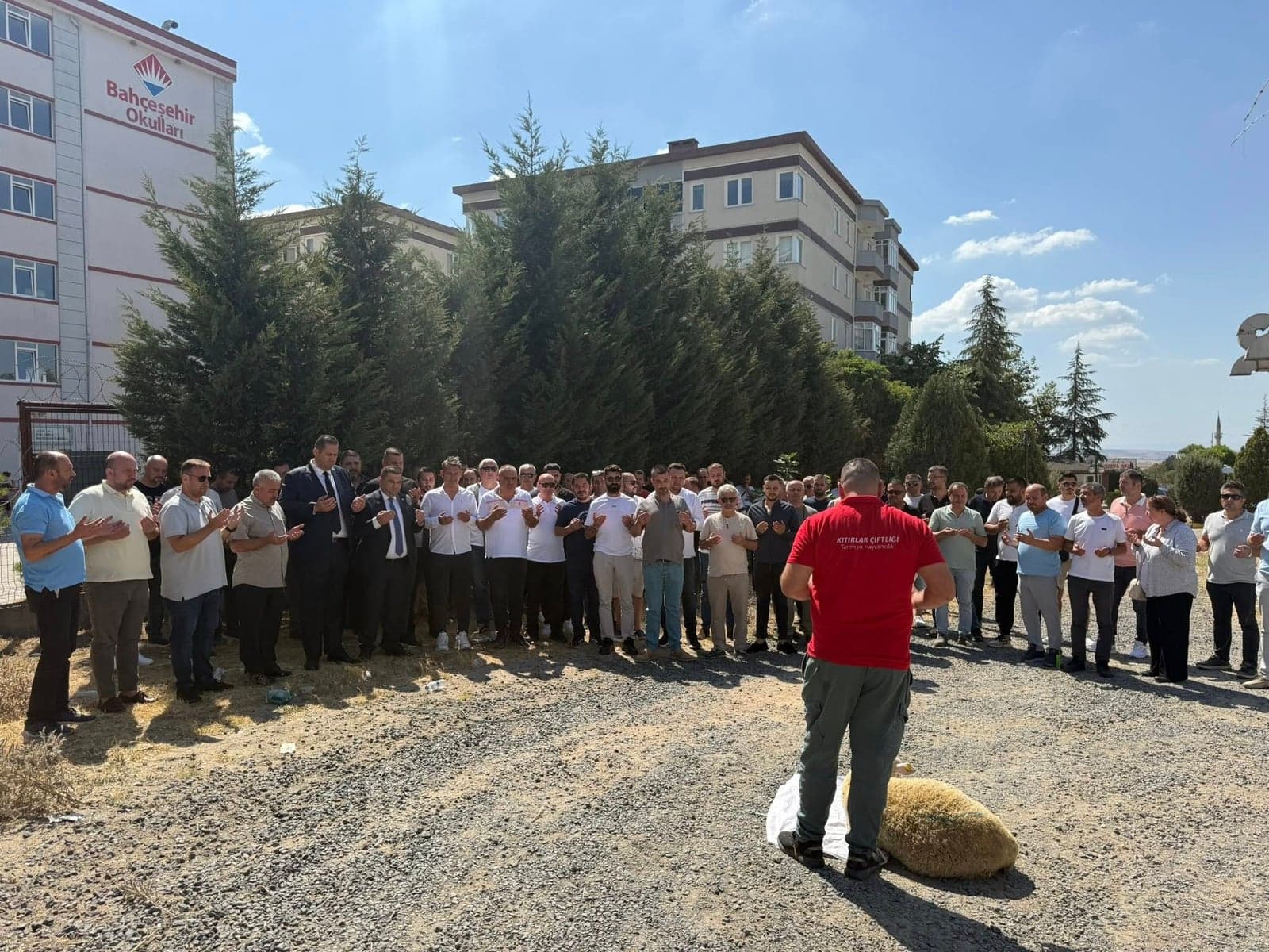 Kooperatif üyeleri yeni eğitim yılı öncesi kurban kesiminde dua ediyor