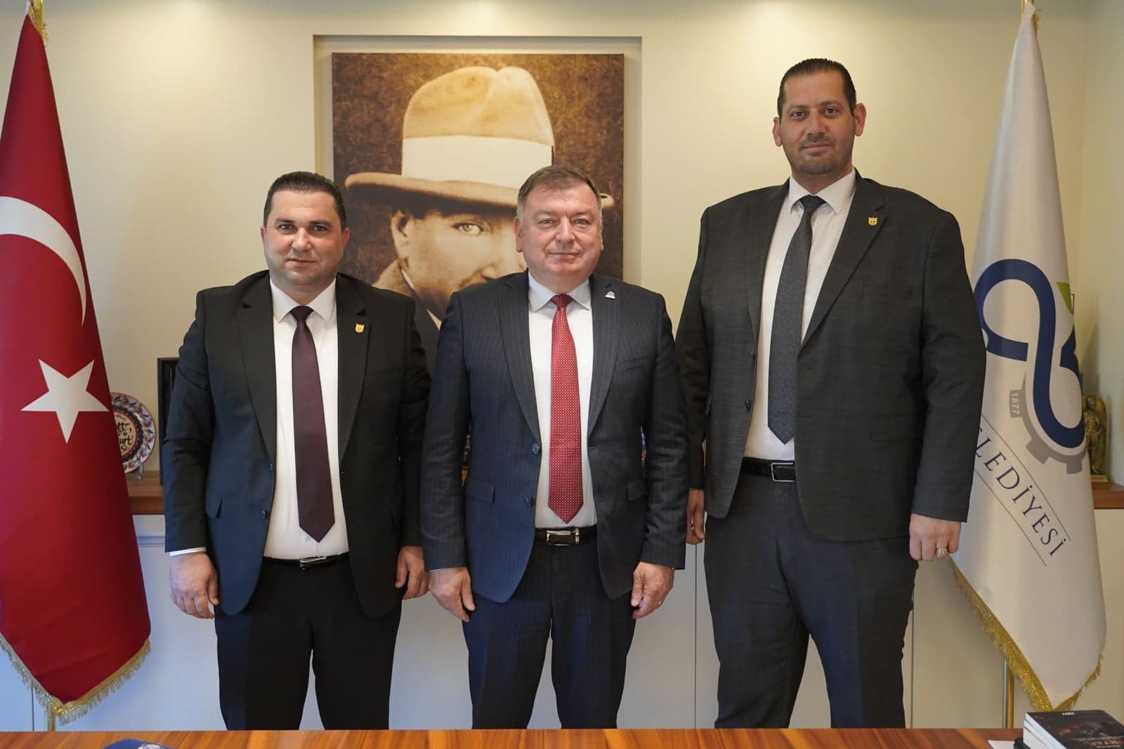Kooperatif Başkanı Çağdaş Şahin, Belediye Başkan Vekili Güner Çetin’in makamında