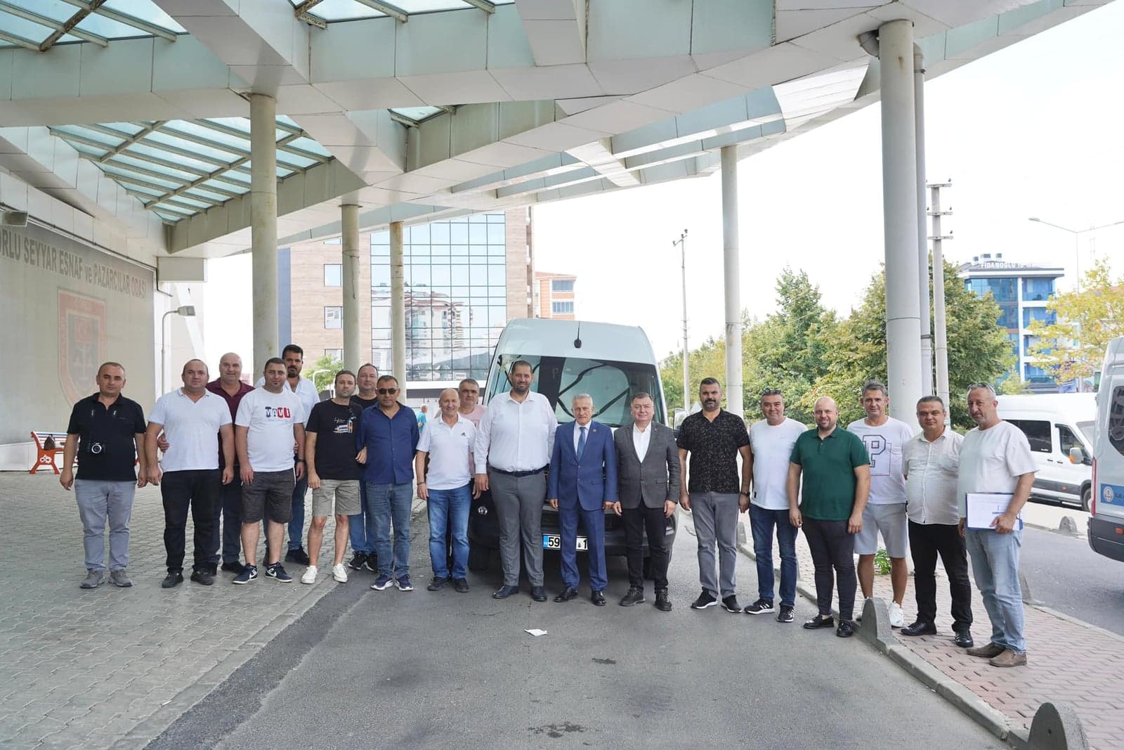 Okul taşıtı üyeleri Çorlu Belediyesi önünde araç uygunluk kontrolünde